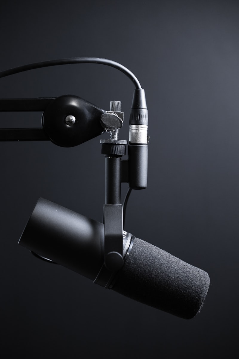 Microfoni professionali e luci soffuse per podcast